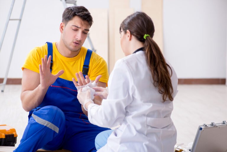 un lavoratore infortunato riceve assistenza medica