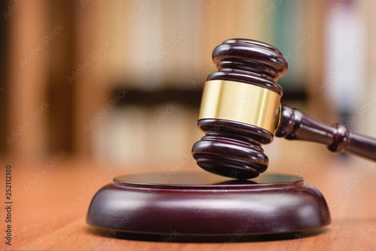 Kruk Italia: Come Funziona il Decreto Ingiuntivo e Cosa Fare 45 un martello del giudice su un tavolo