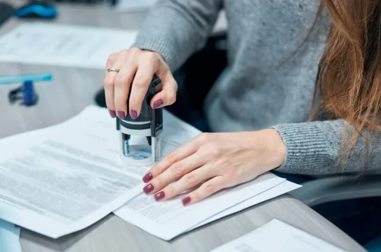 Si Possono Inserire le Spese del Notaio nel Mutuo Ecco la Risposta! 57 un notaio al lavoro con documenti legali 1