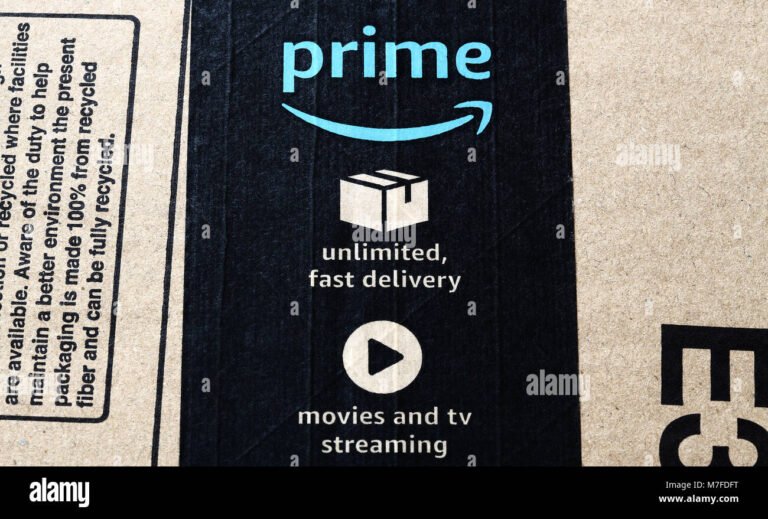 un pacco amazon con il logo prime
