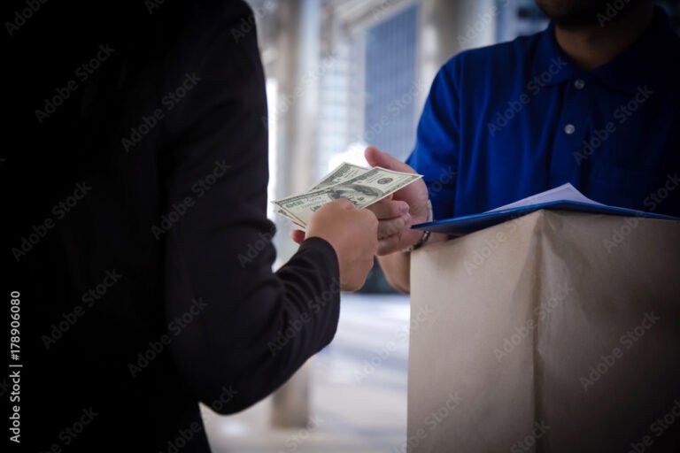 un pacco consegnato con un pagamento in contante