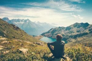 un paesaggio sereno con una persona che sorride