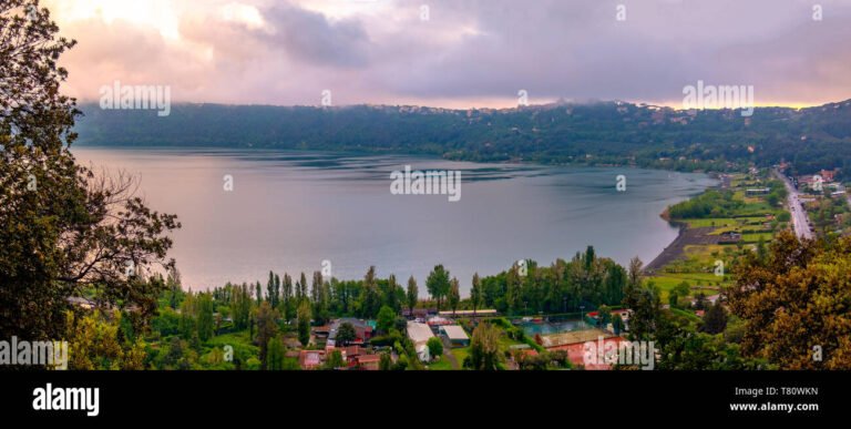 un panorama di albano laziale al tramonto
