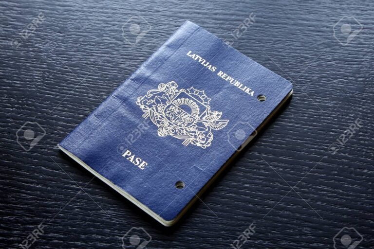 un passaporto scaduto su un tavolo