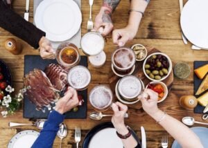 un piatto di birra artigianale e cibo