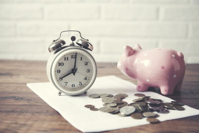 Si Può Richiedere il TFR in Anticipo Ecco Tutto Quello Che Devi Sapere! 29 un salvadanaio con monete e orologio