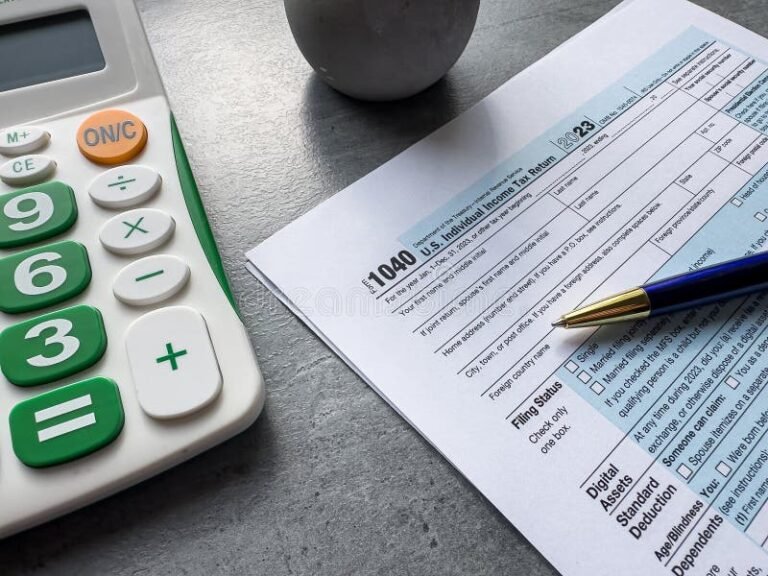 Come posso fare la dichiarazione dei redditi e quali documenti servono 7 un tavolo con documenti fiscali e penna