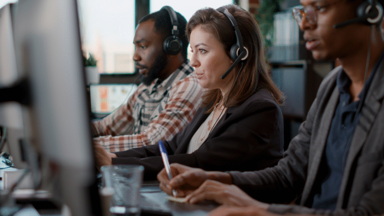 Come gestire un efficace customer service da remoto per e-commerce 2 un team di assistenza clienti al computer