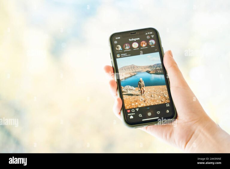 Come posso creare uno shop su Instagram e vendere i miei prodotti 15 un telefono con lapp di instagram aperta