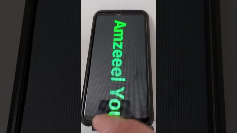 un telefono con unapp di testo scorrevole