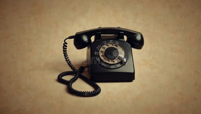 un telefono vintage con un sfondo neutro