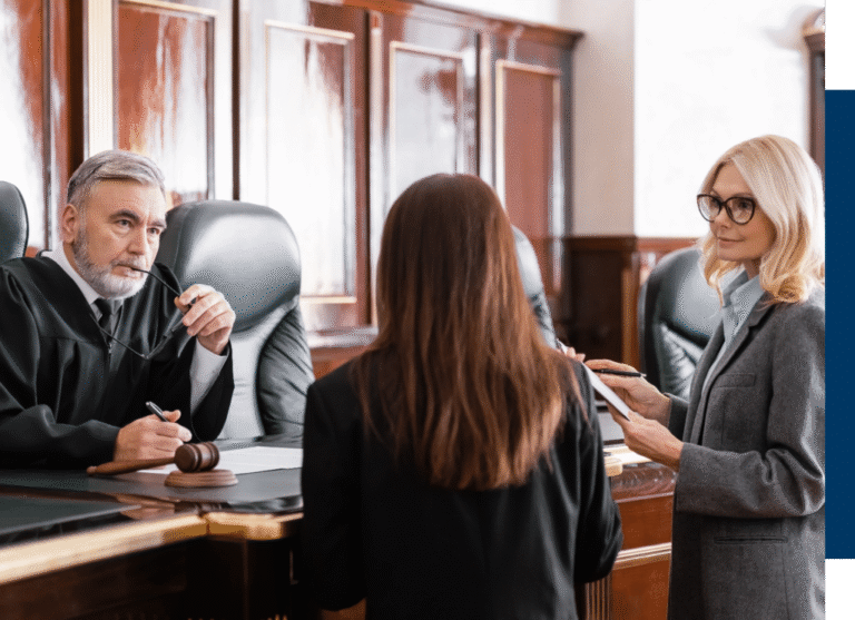 un tribunale con avvocati in discussione