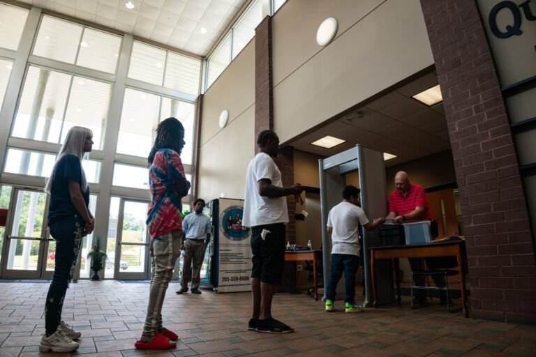 Che Cos'è L'Ufficio Successioni Del Tribunale Di Roma E Come Funziona 9 un tribunale con persone in attesa
