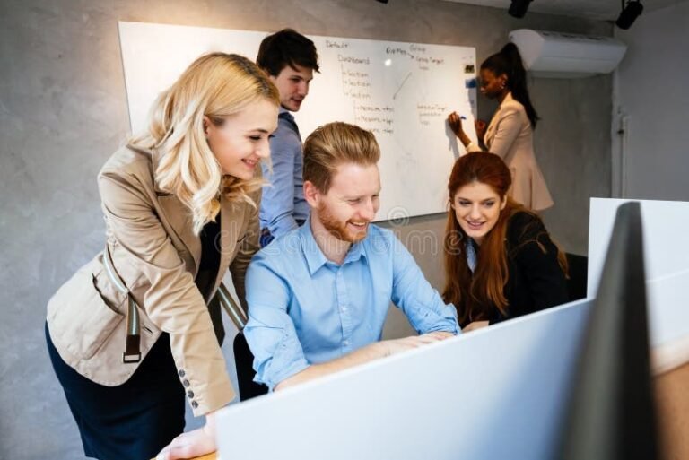 un ufficio con persone che collaborano