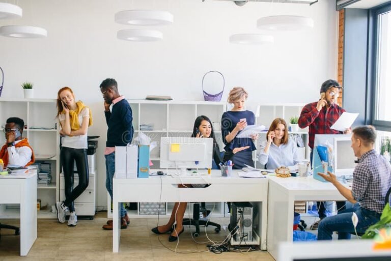 un ufficio con persone che lavorano