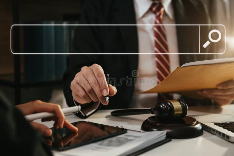 Cosa fare con le multe vecchie non pagate per evitarne le conseguenze 2 un uomo che sfoglia documenti legali