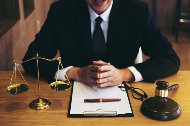 un uomo che studia documenti legali