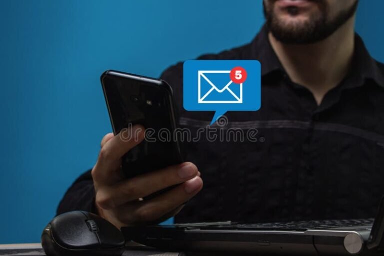 un uomo che usa uno smartphone in posta