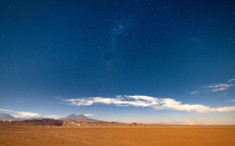 un vasto cielo stellato sopra un deserto