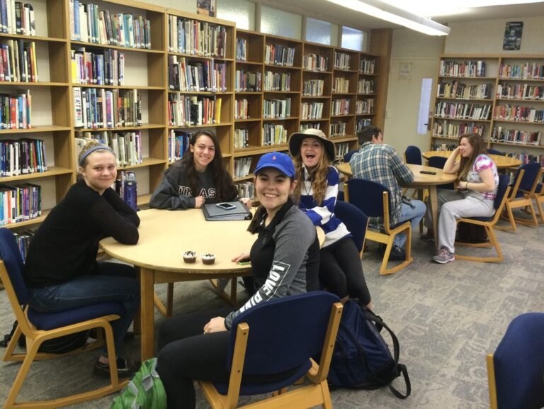 Cosa Offre Il Circolo Dei Lettori A Torino Per Gli Appassionati Di Libri 55 una biblioteca accogliente con lettori assorti