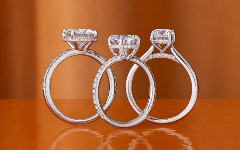 una bilancia con anelli nuziali sopra