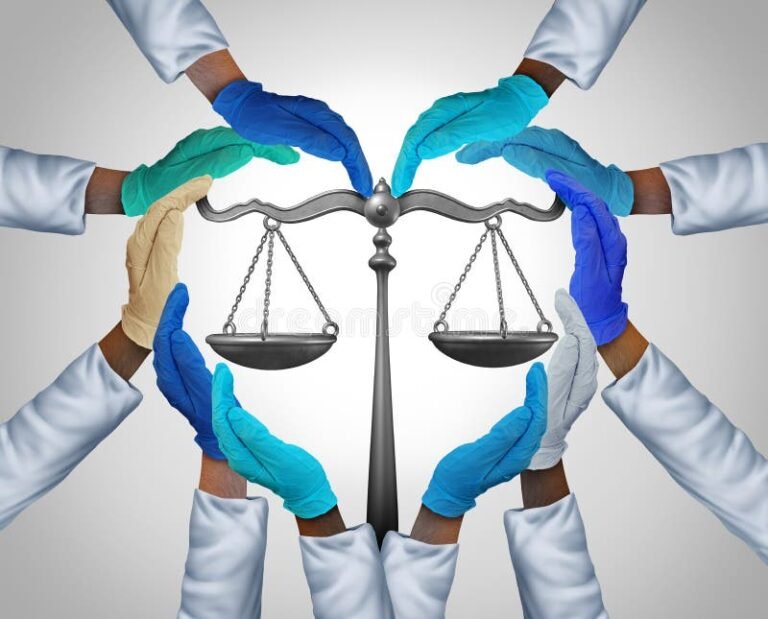 una bilancia con elementi medici e legali