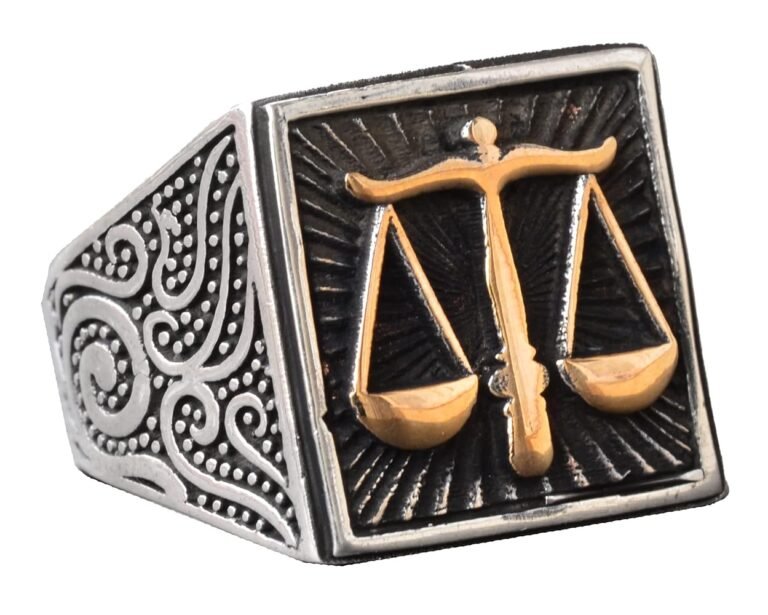 una bilancia della giustizia con anelli