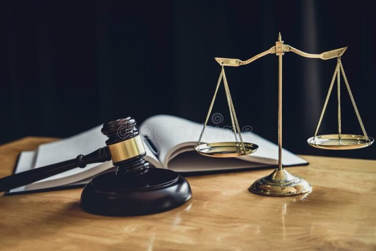 Come influisce la successione sul conto corrente del defunto 42 una bilancia su un tavolo con documenti