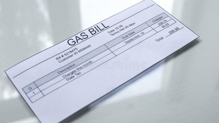 una bolletta del gas su un tavolo
