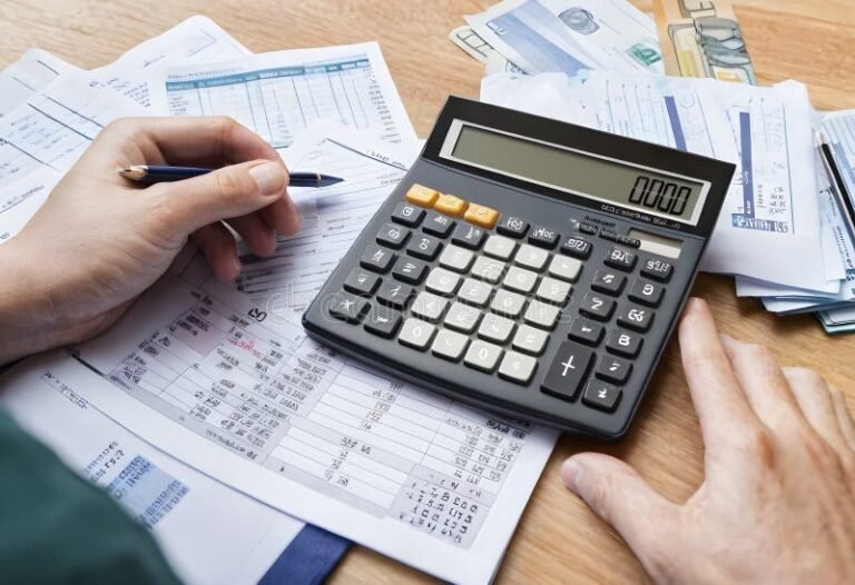 una calcolatrice con ricevute e fatture