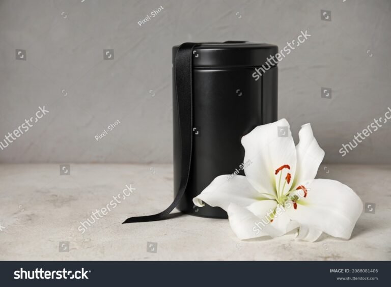 una camera mortuaria con fiori e luce