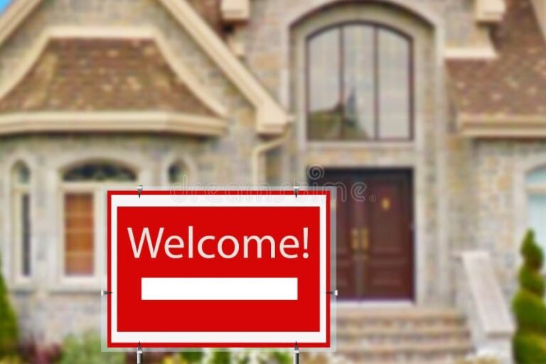 una casa accogliente con un cartello affittasi