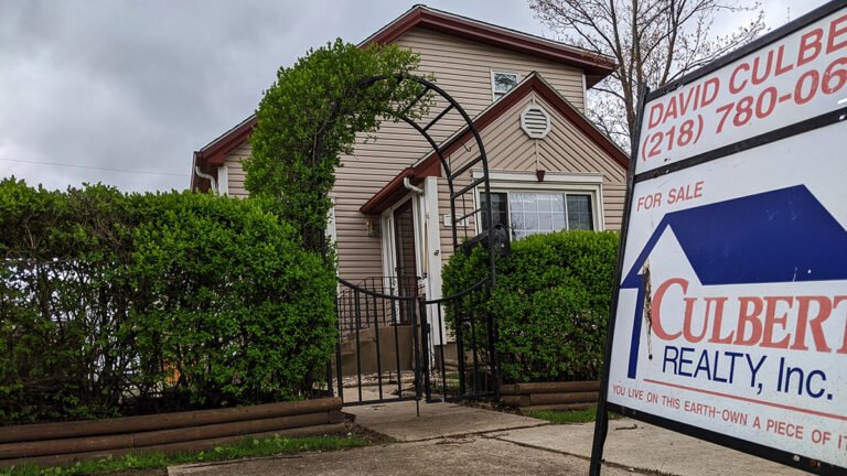 una casa con cartelli vendesi e donata