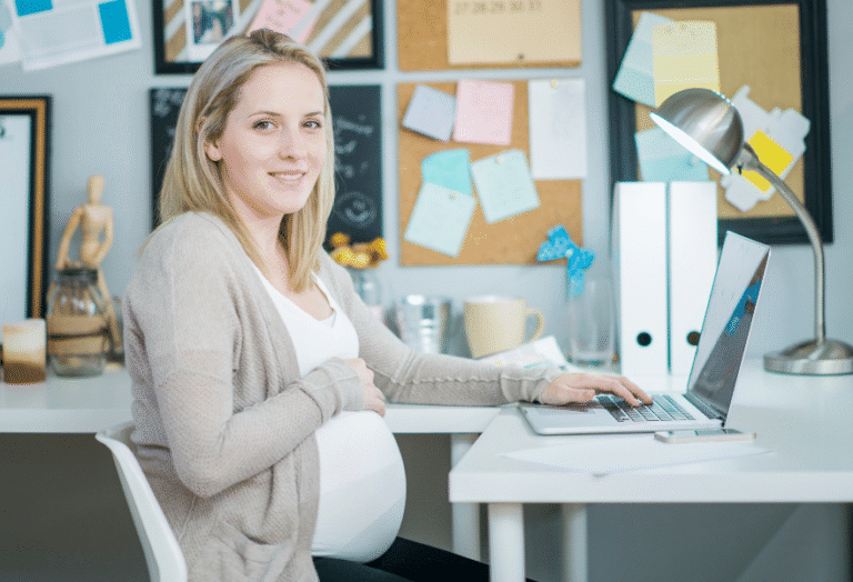 una donna incinta in un ambiente lavorativo