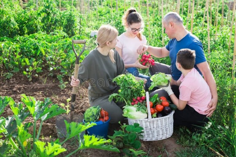 una famiglia che discute in un giardino