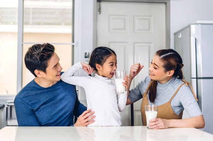 una famiglia felice davanti a un contatore