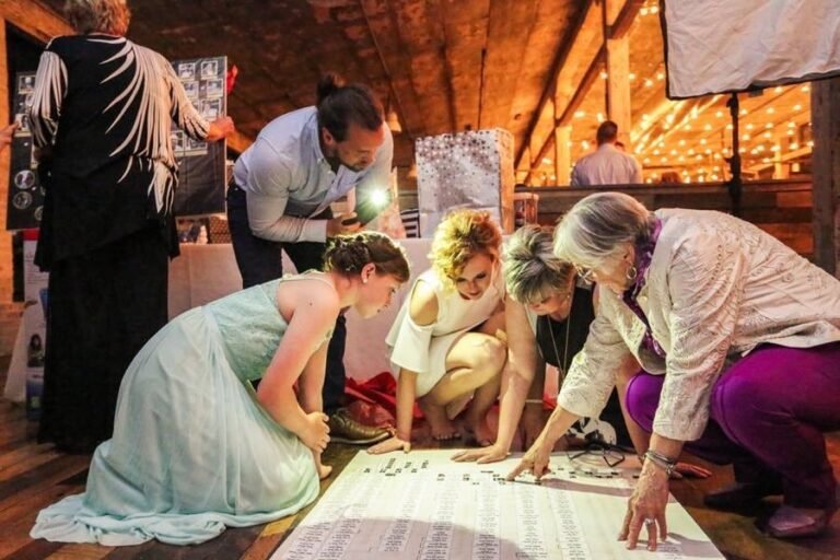 una famiglia riunita attorno a un albero genealogico