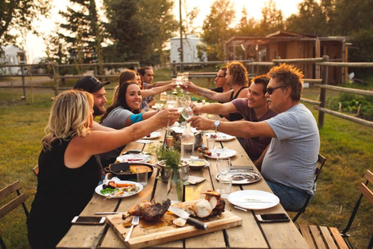 Come si gestisce la successione di immobili tra le quote degli eredi 15 una famiglia riunita attorno a un tavolo