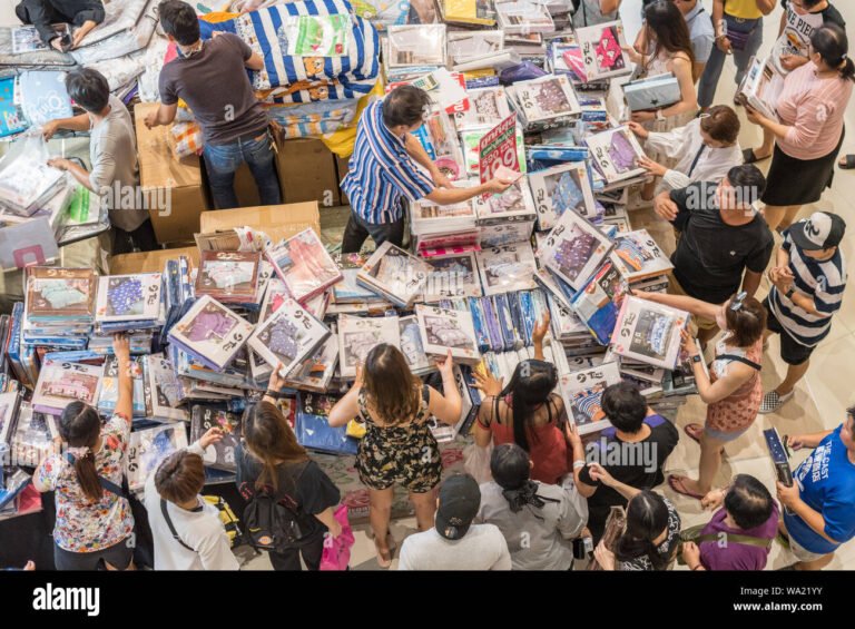 Che giorno cade il Black Friday e quali sono le sue origini 53 una folla di acquirenti durante lo shopping