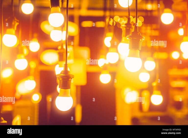 una lampadina accesa su uno sfondo luminoso