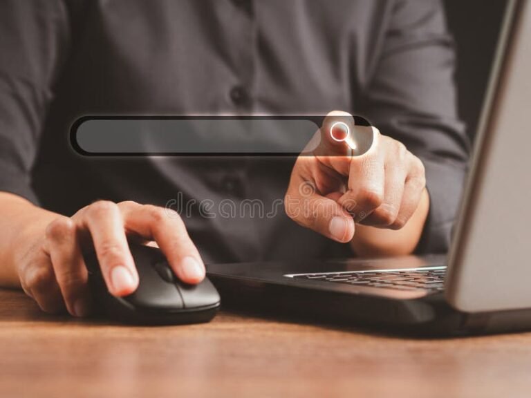 una mano che cerca informazioni su un computer