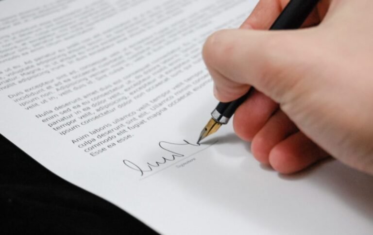 una mano che firma digitalmente un documento