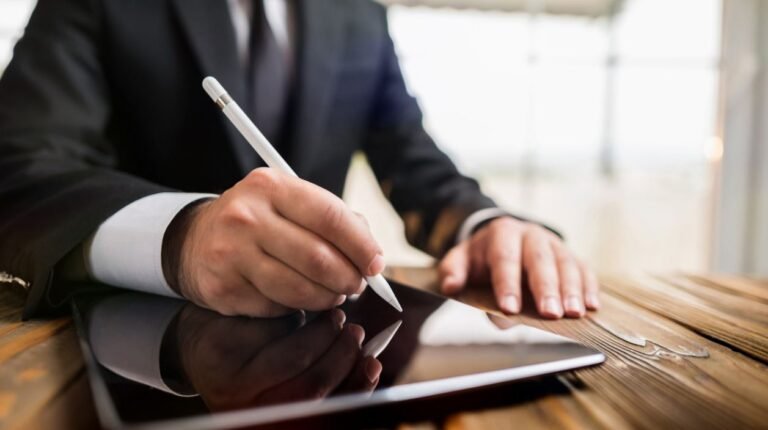 una mano che firma un documento digitale