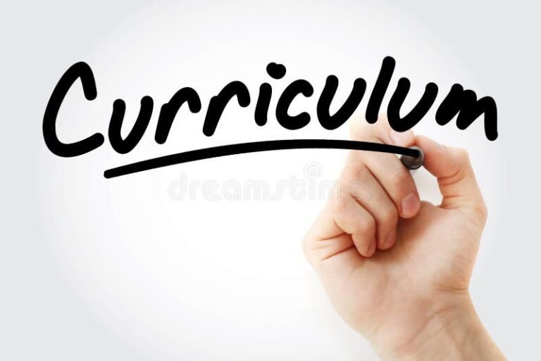 Come si compila correttamente il curriculum vitae Europass 5 una mano che scrive su un curriculum