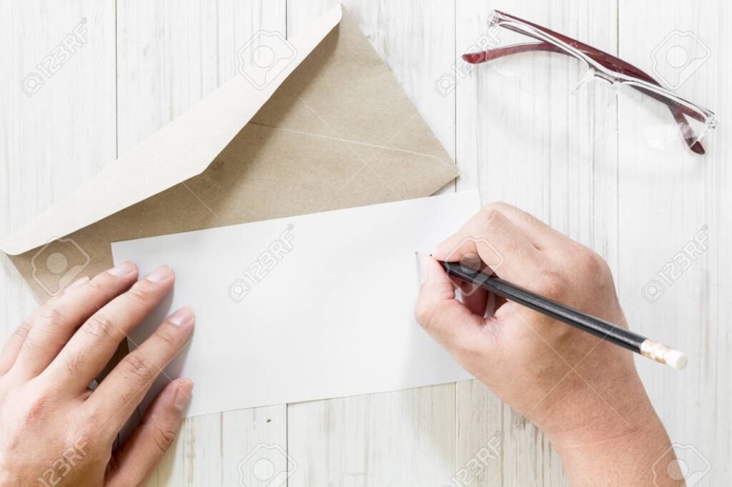 una mano che scrive una lettera