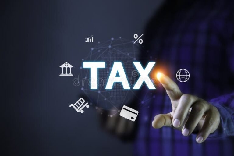 una mano che solleva una cartella esattoriale