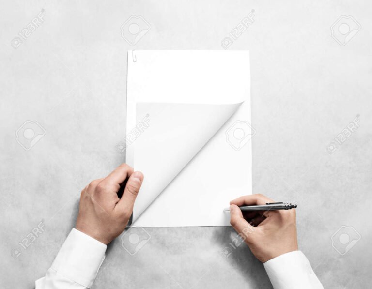 Come Rinegoziare il Mutuo con la Stessa Banca e Ottenere Vantaggi 6 una mano che stringe un contratto