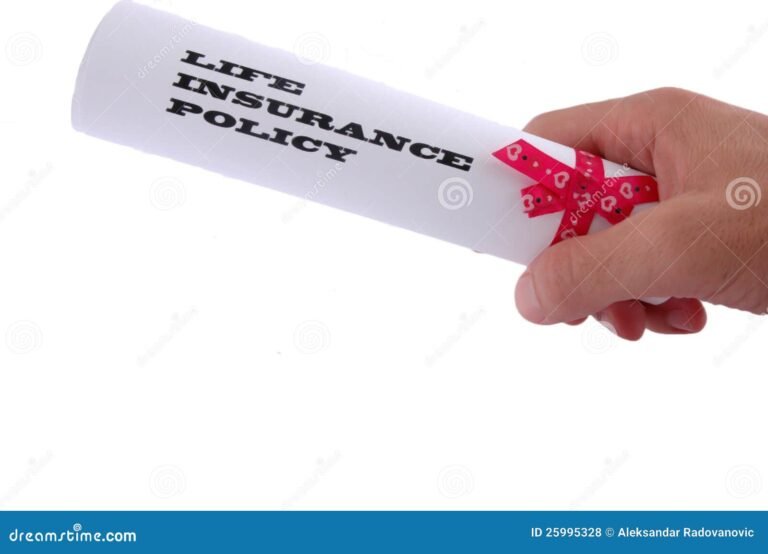una mano che stringe una polizza assicurativa