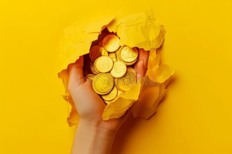 Posso Chiedere il TFR Anticipato Ecco Tutto Quello Che Devi Sapere! 50 una mano che tiene monete brillanti