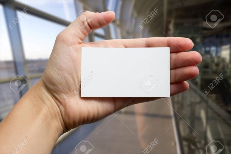 una mano che tiene un documento didentita